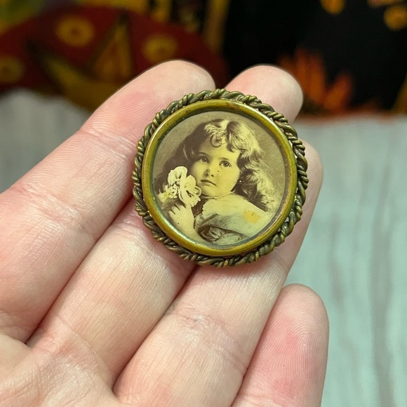 Vintage Jewelry - VTG Antique Victorian Photo Mourning Gold Tone Metal Brooch